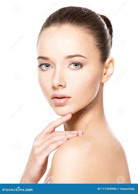 La Jeune Femme Avec La Peau Propre Saine Touche Le Visage Concept De