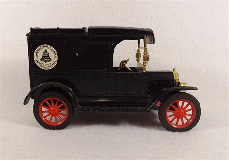 Vintage Ertl Ford 1913 Model T Van Atandt Collectors Bank Blackred