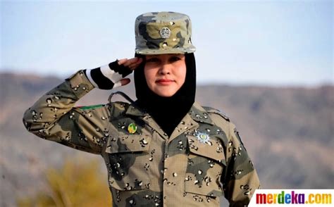 Saat bom meledak, rico tengah berada di dalam pos polisi karena ditilang. Foto : Aksi pasukan polisi cantik amankan perbatasan Afghanistan| merdeka.com