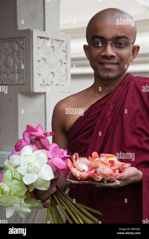Theravada Sri Lanka High Resolution Stock Photography And Images Alamy
