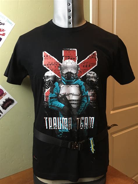 Cyberpunk 2077 Trauma Team T Shirt Mit Taktischen Accessoires Etsyde