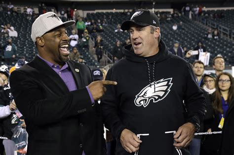 Donovan Mcnabb Thinks Eagles Might Need To Replace Carson Wentz In 2