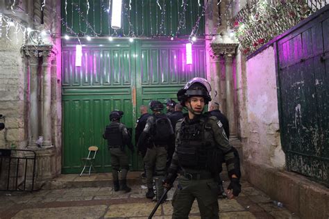 Clashes Erupt Inside The Al Aqsa Mosque After Israeli Forces Enter Cnn World News News