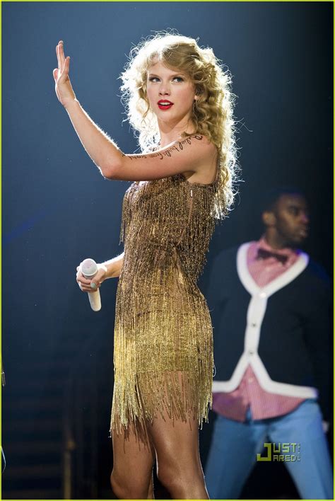 Taylor Swift Rocks Her Concert Balcony Literally Photo 2562272
