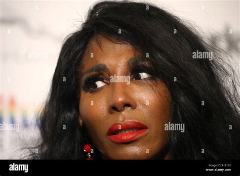 Sinitta Head Hi Res Stock Photography And Images Alamy