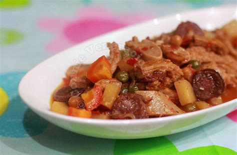 The recipe makes 40 samosas. Callos is Spanish for beef tripe but, in the Philippines, it is a stew and tripe is only one of ...