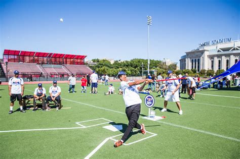 Dominican Stickball Tournament Wows The Bronx Concourse New York Dnainfo