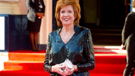 Tv Personality And Singer Cilla Black Dies Aged 72 Itv News