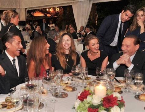 E mi hai fatto fuori michael jackson?! Francesca Pascale, Noemi Letizia e Berlusconi alla cena di Forza Italia FOTO | Blitz quotidiano