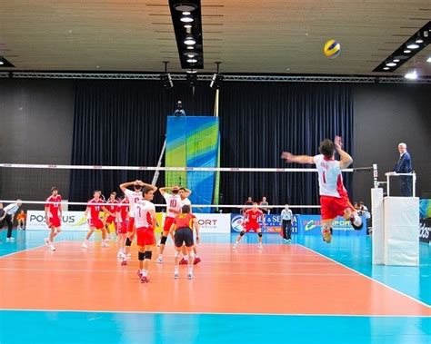 Los equipos están separados por una línea y una red situados en el centro de la cancha. Todas las posiciones en Voleibol - RutinasEntrenamiento