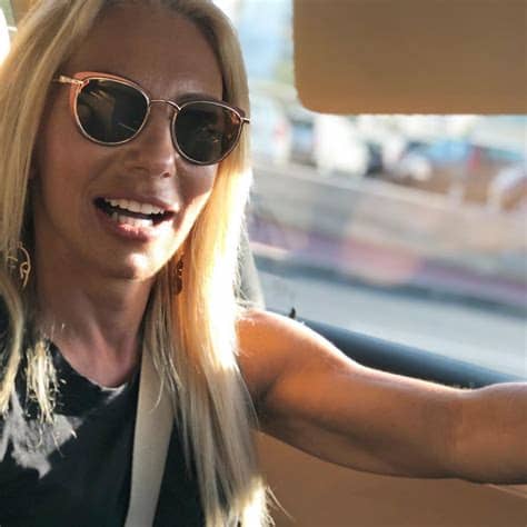 Ξεκίνησε την καριέρα της ως ηθοποιός το 1984, σε ηλικία 20 ετών, παίζοντας μαζί με την ρένα βλαχοπούλου στην ταινία μια ρένα χωρίς φρένα. Έλενα Τσαβαλιά: Αυτή είναι η πιο σέξι φωτογραφία της!