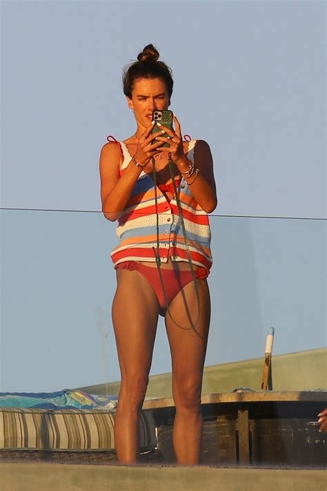 Alessandra Ambrosio Enjoy The Sunshine While Showing Her Toned Legs