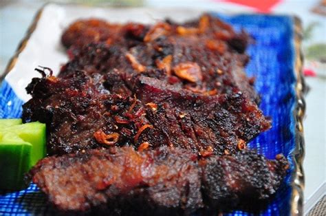 Marinasi daging sapi selama 30 menit dengan saus tiram, kecap asin, minyak wijen, kecap manis, merica bubuk dan garam. Resep dan Cara Membuat Empal Daging Sapi Empuk yang Manis ...