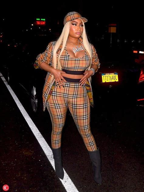 Nicki Minaj Flaunts Her Curves In Head To Toe Burberry Ensemble In New York Nicki Minaj Curvy