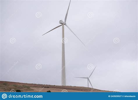 Exploração De Turbinas Eólicas Que Produzem Eletricidade Imagem de Stock Imagem de alternativa