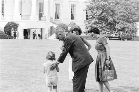 St A19 35 62 First Lady Jacqueline Kennedy And Caroline Kennedy With