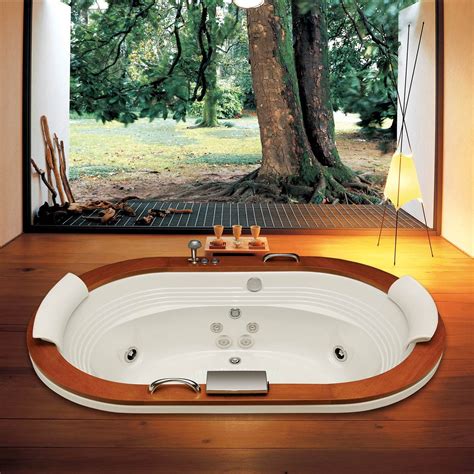 a banheira hidromassagem jacuzzi convida ao relaxamento total para serenar o corpo e a mente