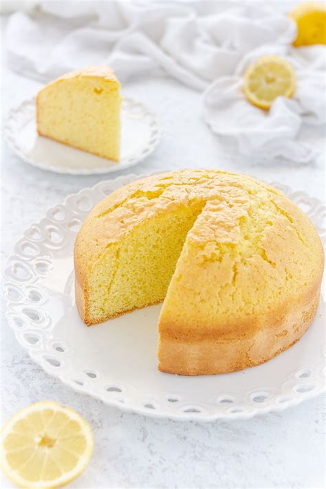 Per preparare la torta paradiso vegan non serviranno grandi doti di pasticceria, ma solo tanto amore per le materie prime e una folle passione per i dolci! Torta soffice al limone | Ricetta | Dolci, Ricette e Dolci ...