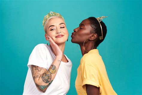 700 Black Lesbian Kiss Fotografías De Stock Fotos E Imágenes Libres De Derechos Istock