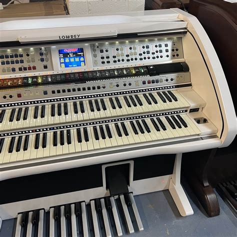 Used Lowrey Rialto Organ In White Epianos