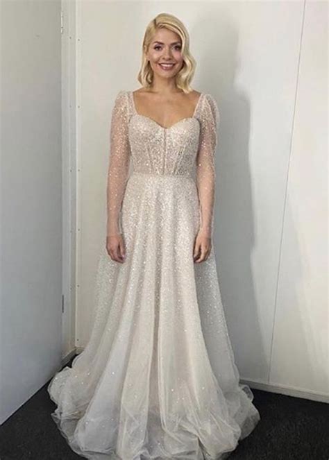 Dancing on ice fans, get excited: Holly Willoughby: Dancing On Ice star shows off white gown ...