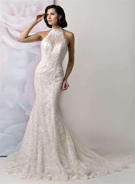 Make A Statement In This Gorgeous Form Fitting Mermaid With Lace