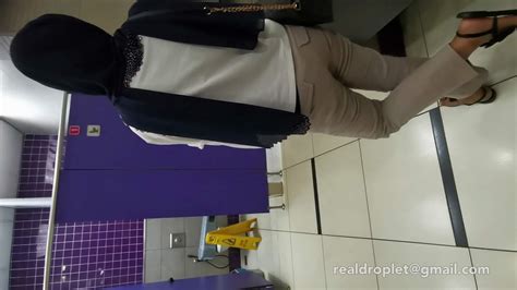d0032 hijab beauty struggles in bathroom queue
