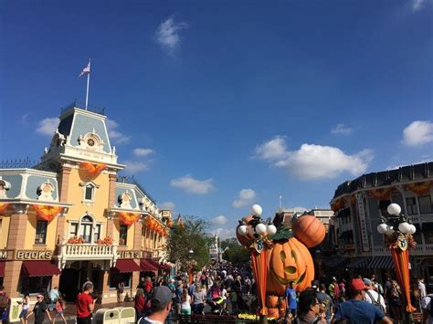 Disneyland In October Best And Worst Days To Go Is It Packed Real Time Crowd Tracking