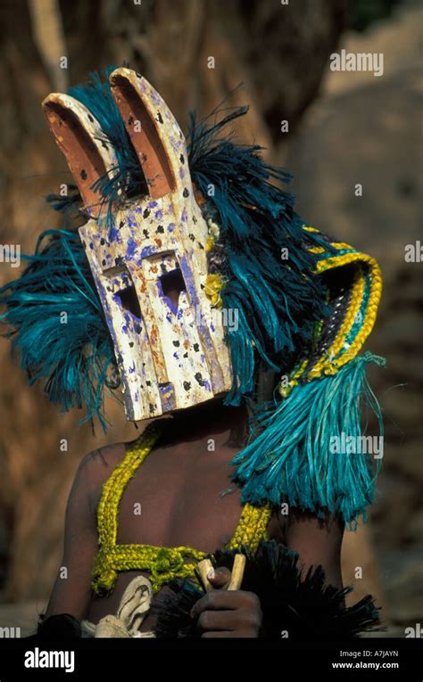 Dogon mask festival Banque de photographies et dimages à haute résolution Alamy