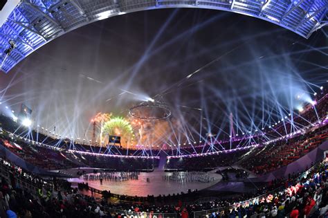 A megnyitó és a záró ünnepséget, illetve döntőket az olimpiai fővárosban kell rendezni, a selejtezőket azonban máshol is megrendezhetik. Látványos olimpiai megnyitó