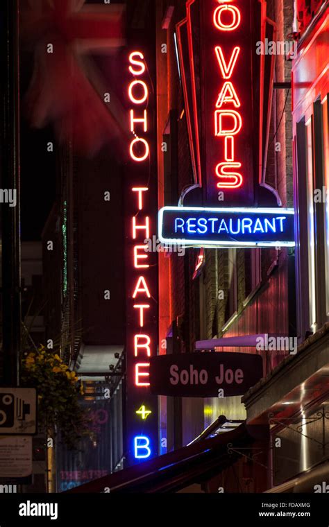 Soho Theatre Leuchtreklame Nachts Mit Anderen Signage Soho Street Szene