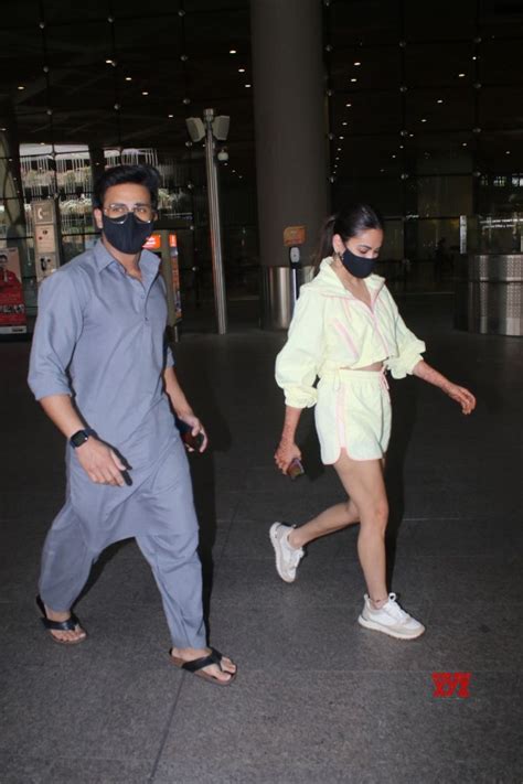 Pulkit Samrat And Kriti Kharbanda Spotted At Airport Arrival Gallery Social News Xyz
