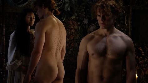 Sam Heughan completamente desnudo enseña el culo en Outlander