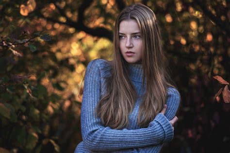 배경 화면 가을 여자들 모델 초상화 긴 머리 갈색 머리의 사진술 푸른 스웨터 유행 봄 사람 소녀 아름다움 시즌 인물 사진 사진 촬영