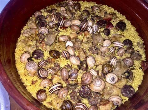 El caracol que se comen en baleares no es el típico gordo y marrón que solemos comer en madrid y en casi el resto de españa los caracoles en salsa con uno de los platos más típicos de la cocina mallorquina y están deliciosos, además allí suelen acompañarlos con all i oli. Monolith | ARROZ SECO DE CARACOLES A LA MALLORQUINA