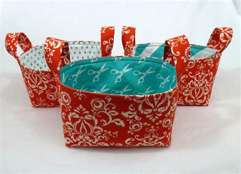 Tutorials for how to sew fabric gift bags of all sorts, from totes to drawstring bags, from simple to elaborate. Leslie's Art and Sew: Fabric Basket Tutorial