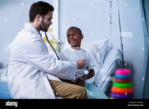 Arzt Untersucht Ein Kind Mit Stethoskop Stockfotografie Alamy