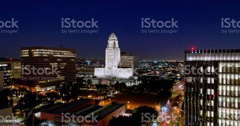 밤에 로스 앤젤레스 다운타운의 로스 앤젤레스 시청과 정부 건물의 공중 촬영 로스앤젤레스 시청에 대한 스톡 사진 및 기타 이미지 로스앤젤레스 시청 0명 거리 istock