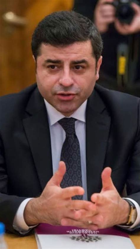 Demirtaş gençliğinde babası tahir demirtaş'a ait tesisatçı dükkanında çalışmış 1990 yılında liseden mezun olduktan sonra 1991 yılı üniversite. ️Barış İçin | Barış, Hile