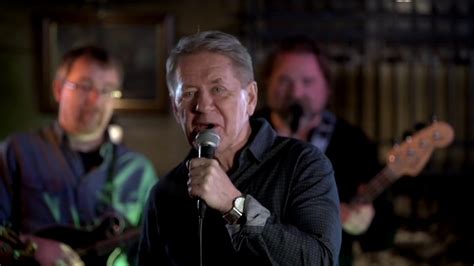 Frisk luft — try a little kindness 02:40. Galway Girl - preformed by Rune Larsen - YouTube