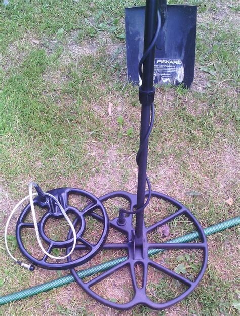 A metal detector is able to find pieces of metal by sending a signal which then bounces off metallic items that are hidden. Types of Metal Detectors | Relic Hunting