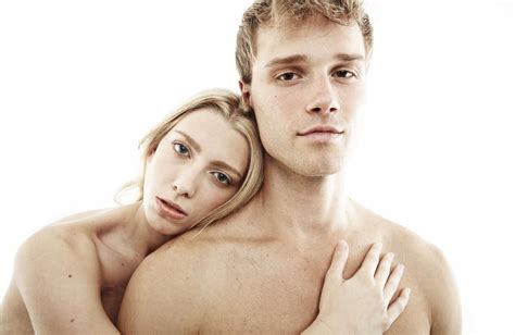 Studio Porträt eines jungen Paares mit nacktem Oberkörper das sich