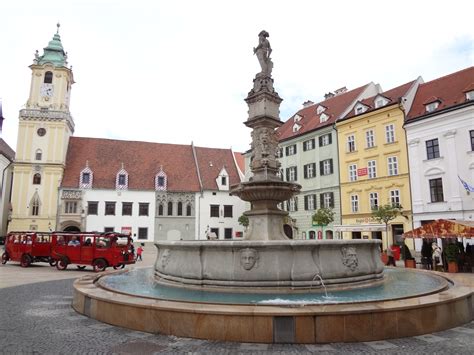 A medieval and gothic old town, baroque palaces commissioned by hungarian nobles, and the crowning castle, rebuilt to renaissance finery. Bratislava - Eslováquia - Lugares inesquecíveis