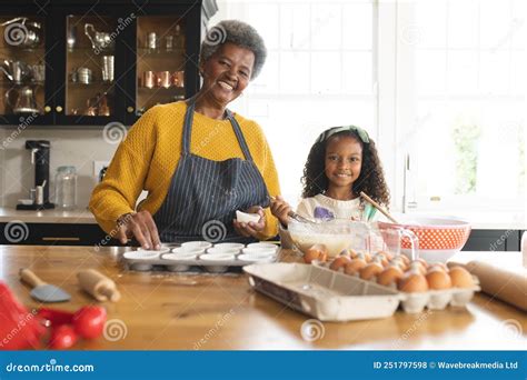 Imagen De La Feliz Abuela Y Nieta Afroamericana Cocinando En La Cocina Foto De Archivo Imagen
