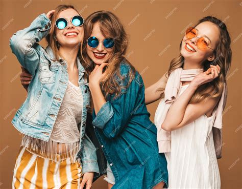 Drei Junge Schöne Lächelnde Mädchen In Der Beiläufigen Kleidung Des Modischen Sommers Sexy
