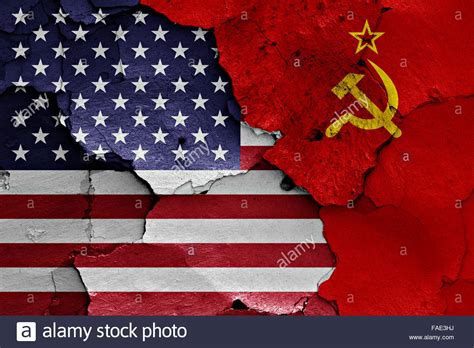 Sie betreffen eine vielzahl von kontakten im kulturellen, wirtschaftlichen, wissenschaftlichen, politischen und militärischen bereich. Fahnen der USA und der Sowjetunion auf rissige Wand gemalt ...
