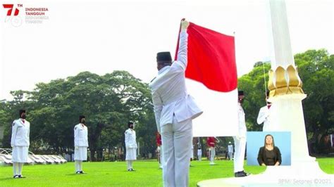 Trio Pengibar Pembentang Dan Pengerek Bendera Merah Putih Saat Hut Ke