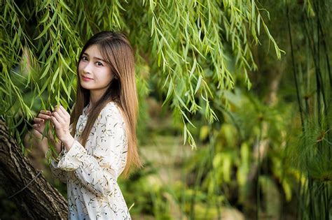 아시아 모델 여자 긴 머리 갈색 머리 피사계 심도 꽃 드레스 나무 뷰어를보고 잎 Hd 배경 화면