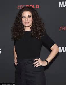 Debra Messing Says She Was Pressured To Do A Nude Scene Daily Mail Online