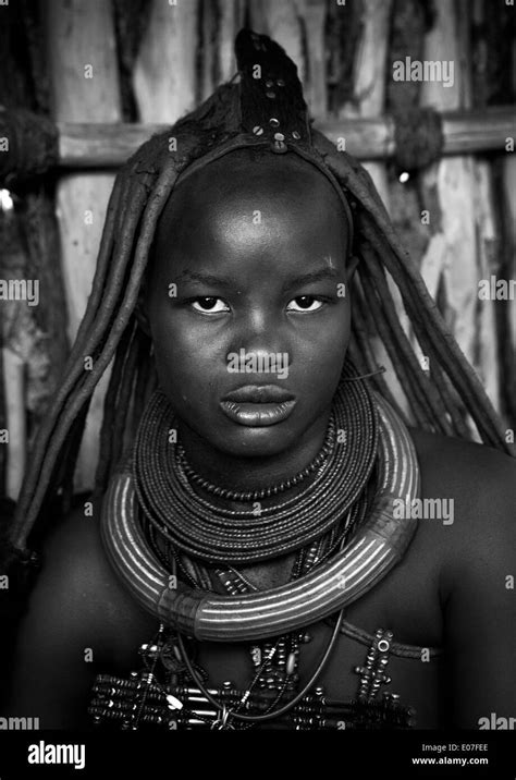 Young Girls Himba Tribe Looking Schwarzweiß Stockfotos Und Bilder Alamy